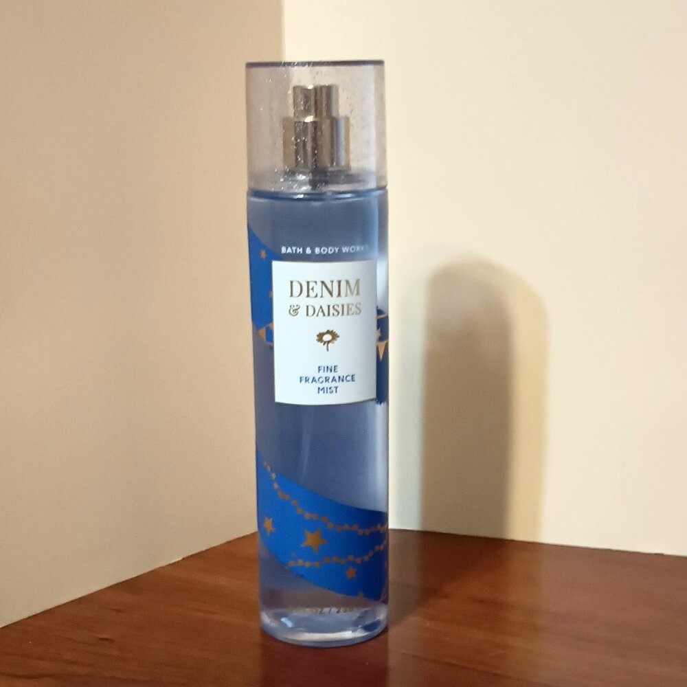 NWT ~ New and Unused ~ Bath & Body Works Denim & Daisies Sheer Mist (8 fl oz)